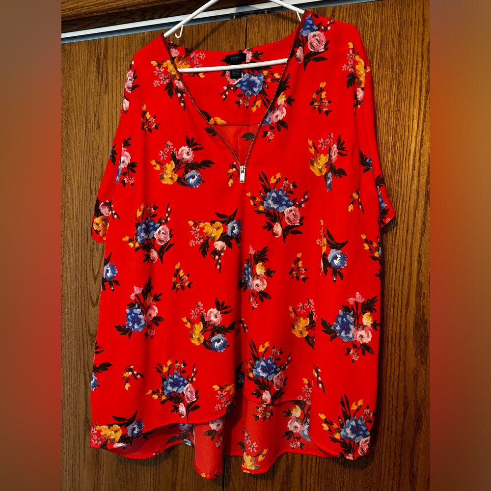 Women’s RUE 21 size 4x short sleeve flower print blouse.
